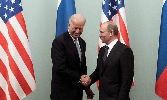 In Bidens neuer Rolle als US-Präsident trafen sich diese beiden noch nicht. Dies ist ein Bild aus dem Jahr 2011 als Biden als Vizepräsident auf Wladimir Putin traf.