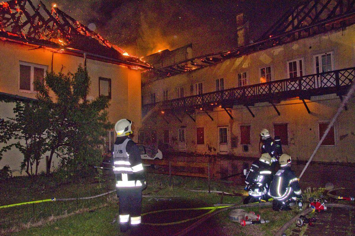 Der Dachstuhl des Hauses Renngasse 7 stand in Vollbrand. Durch starken Wind griffen die Flammen binnen kürzester Zeit auf drei weitere Dachstühle angrenzender Objekte über.