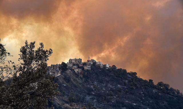 Dichter Rauch steigt hinter den Hügeln der Region Kabylie in Algerien auf.