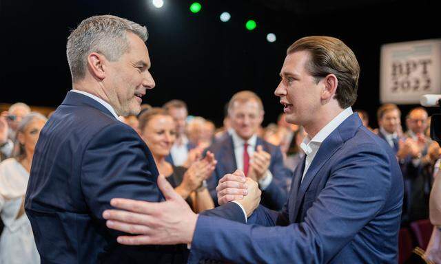 Offizielle Amtsübergabe: Sebastian Kurz und Karl Nehammer beim ÖVP-Bundesparteitag am 14. Mai dieses Jahres.