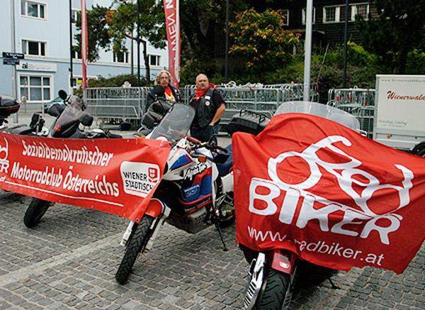 Wahlkampfauftakt der Wiener SPÖ in der Stadthalle: 7000 Menschen stimmten sich auf die Wahl ein - unter ihnen auch der Sozialdemokratische Motorradklub.TEXT UND BILDER VON GÜNTER FELBERMAYER