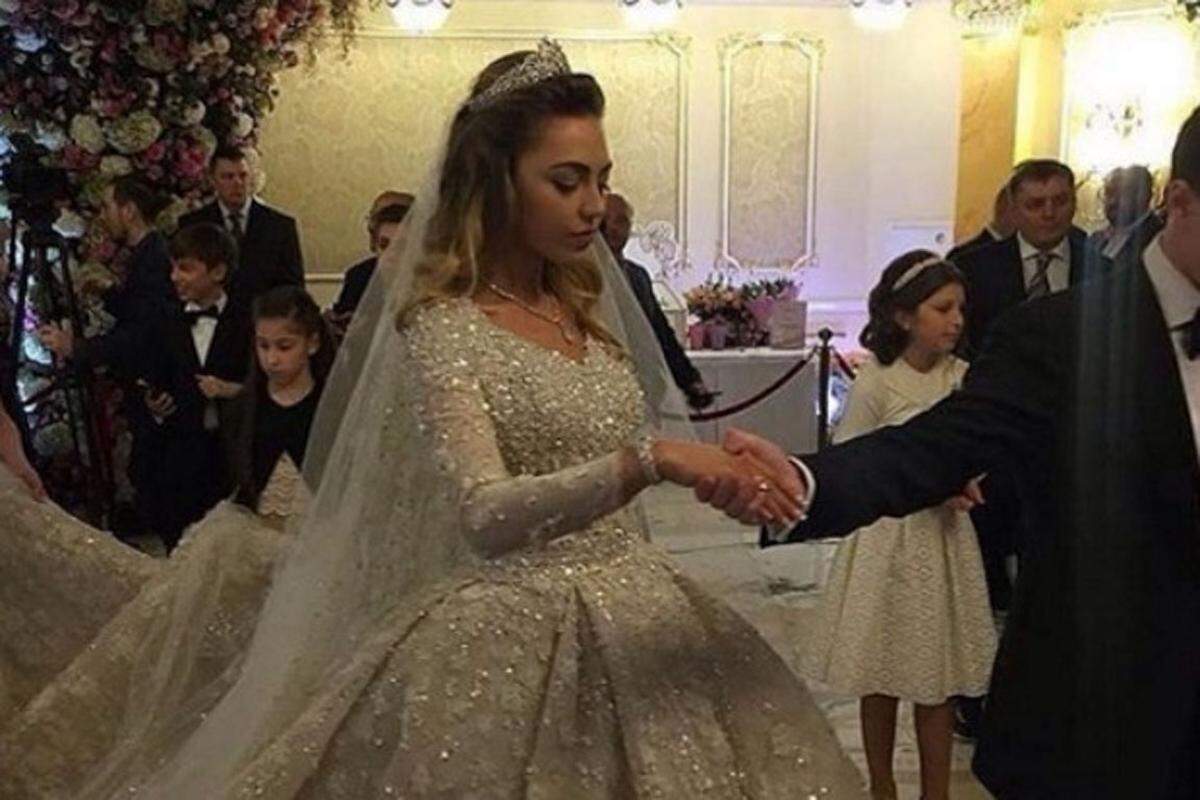 Das reich verzierte Elie Saab-Kleid der 20-jährigen Braut Khadija Uzhakhovs wog rund 25 Kilogramm. Bewundert wurde die angehende Zahnmedizinerin von rund 600 geladenen Gästen.