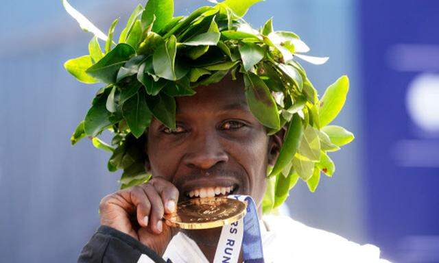 Gold ist wieder in aller Munde. Hier dieser Tage bei Albert Korir, dem Sieger des TCS New York City Marathon.