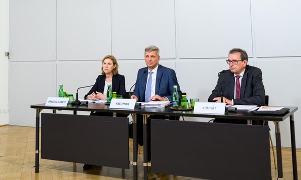 Kommissionsleiter Kreutner (Mitte), Gerichtspräsidentin Prechtl-Marte und Jurist Küspert.