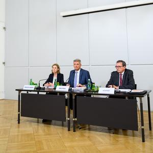 Kommissionsleiter Kreutner (Mitte), Gerichtspräsidentin Prechtl-Marte und Jurist Küspert.