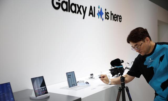 Samsung wird seine neuen Smartphones und Gadgets durchgängig mit Funktionen Künstlicher Intelligenz (KI) ausstatten.