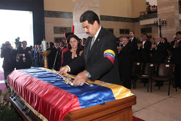Der amtierende Staatschef und von Chavez auserkorene Nachfolger, Nicolas Maduro (im Bild), legte die Kopie eines Schwertes des südamerikanischen Unabhängigkeitskämpfers Simon Bolivar auf dem Sarg ab. Maduro rief mit zitternder Stimme: "Kommandant, hier bist du unbesiegt, rein, lebst für alle Zeit."