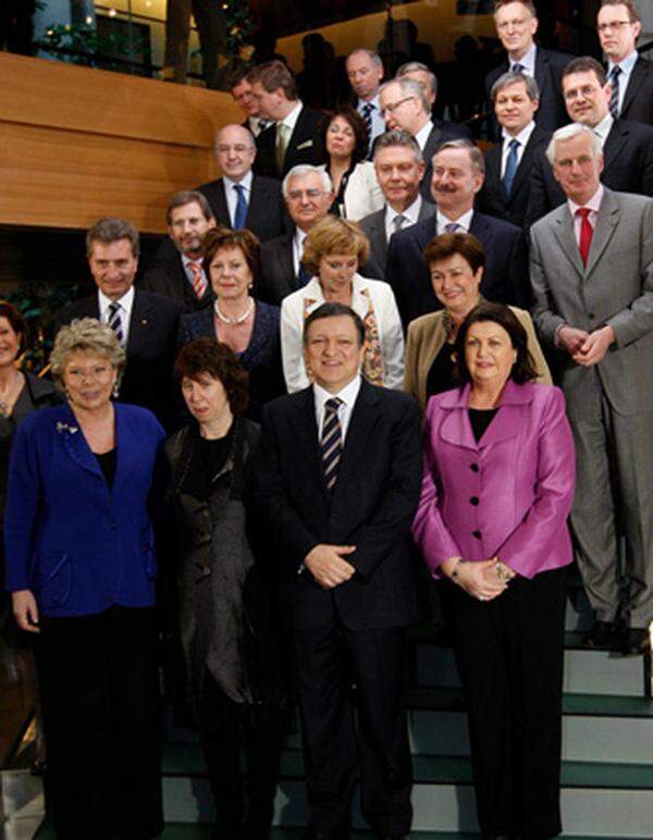 Die neue EU-Kommission nach ihrer Wahl durch das Europäische Parlament am 9. Februar 2010 in Straßburg.Die europäische Volkspartei, Sozialdemokraten und Liberale stimmen für das von Kommissionspräsident Barroso vorgeschlagene Team.