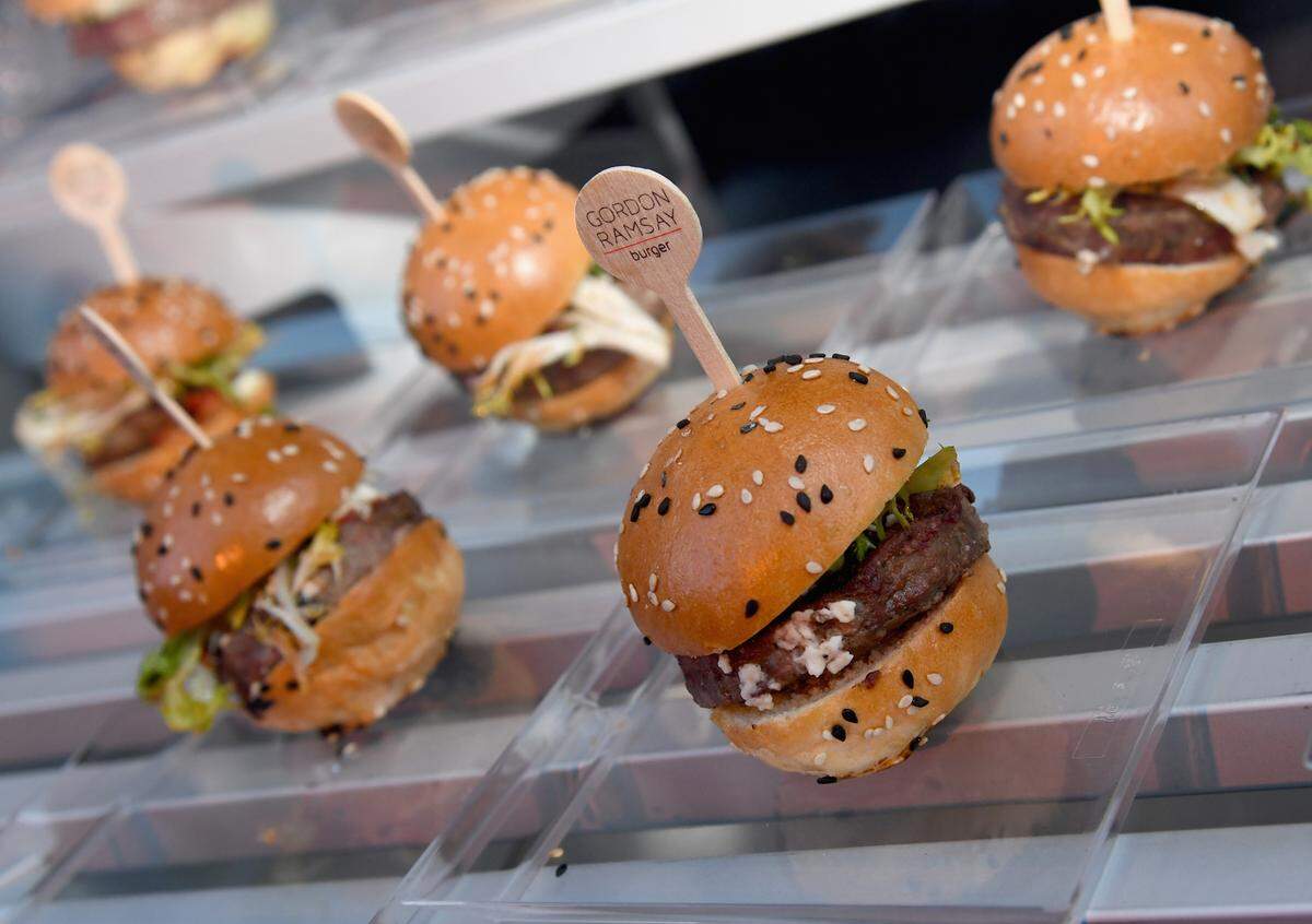 In Salzburg hat man eine große Vorliebe für Burger, außerdem erfreut sich Fisch hier großer Beliebtheit. Und auch zum Schnitzel wird nicht nein gesagt. Cremige Gerichte mit Schlag sowie Überbackenes wird weniger oft bestellt. Und auch Gerichte unter 30 Minuten Zubereitungszeit werden selten ausgewählt.