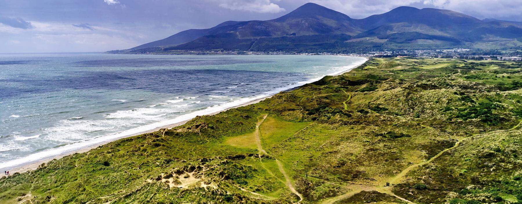 Gelände. Kahle Berge (Mourne Mountains) und golfplatztaugliche Dünen.