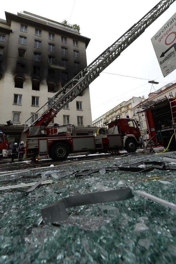 Auf der Straße lagen zahlreiche Glasscherben, weil Fenster geborsten waren.