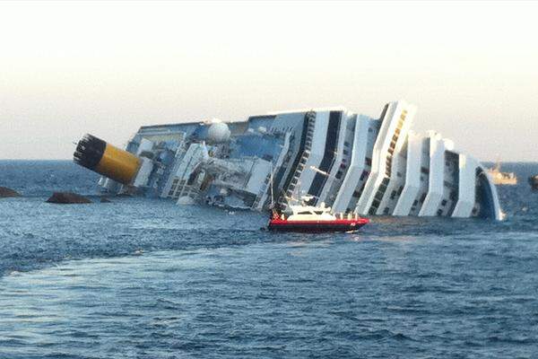 Oberstaatsanwalt Verusio berichtete, dass das Schiff lediglich 150 Meter von der Küste entfernt war, als es auf Grund lief. "Der Meeresboden ist dort voll mit Steinen und Felsen. Für ein Kreuzfahrtschiff ist es dort sehr gefährlich", so Verusio.