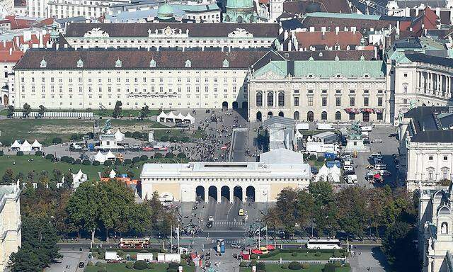 Blick auf Heldenplatz und Hofburg 