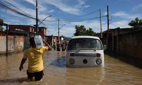 Im brasilianischen Bundesstaat Rio de Janeiro ist die Zahl der Toten nach schweren Regenfällen auf zwölf gestiegen. 