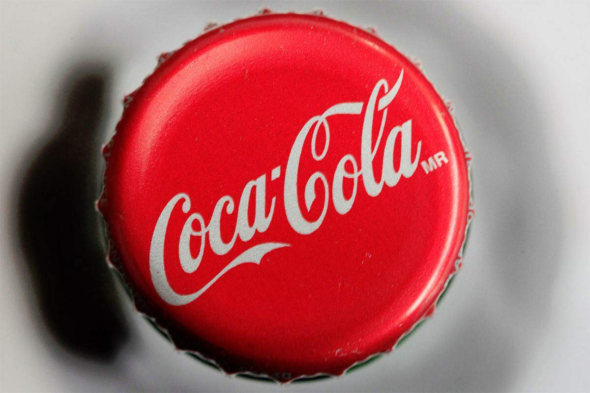 In Österreich bestellt man oft "ein Cola", in den USA "a Coke" und in Italien "una Coca". Abgeleitet ist der Name für das koffeinhaltige Erfrischungsgetränk immer vom größten Hersteller. Selbst Nachahmer kommen meistens nicht drum herum, ihr Produkt "Cola" zu nennen.