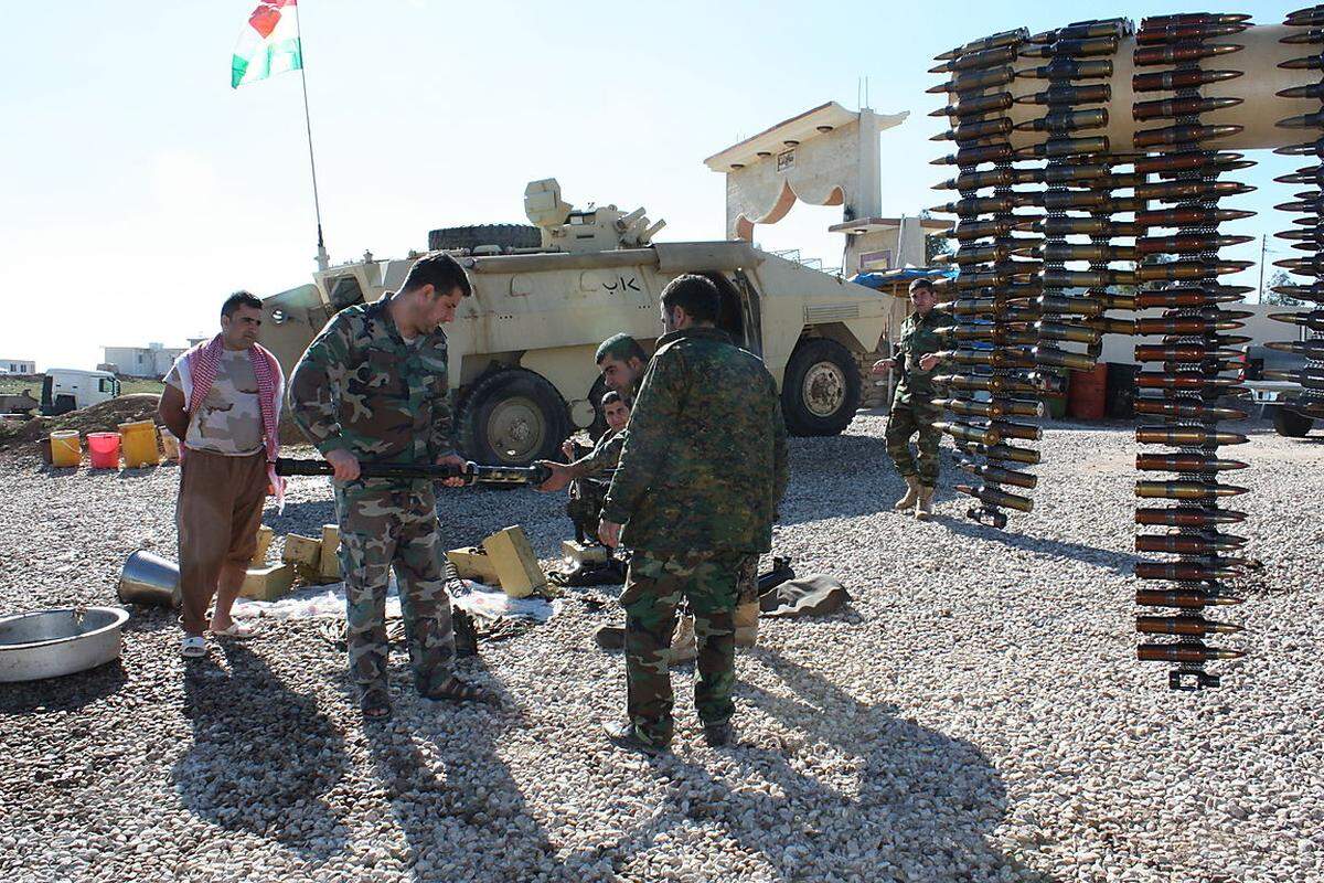 Die Peshmerga an der Front vor Mosul warten ihre Ausrüstung.