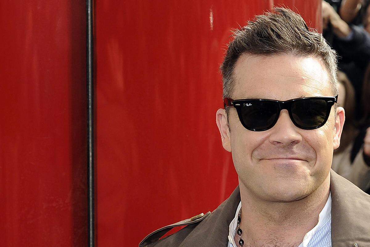 Robbie Williams gesteht, dass er aus Langeweile zu Take That zurückkehrte. Der 38-jährige Sänger stieß im Sommer 2010 erneut zu der britischen Popband, nachdem er 1996 ausgestiegen war und eine Solokarriere gestartet hatte. "Es gab mehrere Gründe, weshalb ich wieder zu Take That zurück musste", erklärt er in einem Interview mit "The Sun". "Der größte war, dass mir verdammt langweilig war. Es gibt nur eine begrenzte Zahl an Liedtexten, die man darüber schreiben kann, wie abgefuckt und unsicher man ist." Williams meldet sich dieser Tage mit seinem neuen Album "Take The Crown" zurück.