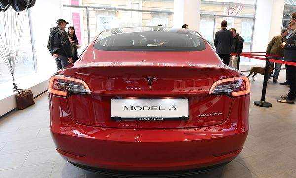 Model 3 soll Tesla mit einem US-Preis ab 35.000 Dollar vor Steuern und Elektroauto-Vergünstigungen aus der Oberklasse-Nische in einen breiteren Markt bringen. Wie viel der Pkw in Österreich (und im Rest von Europa) kosten soll, ist noch unklar.