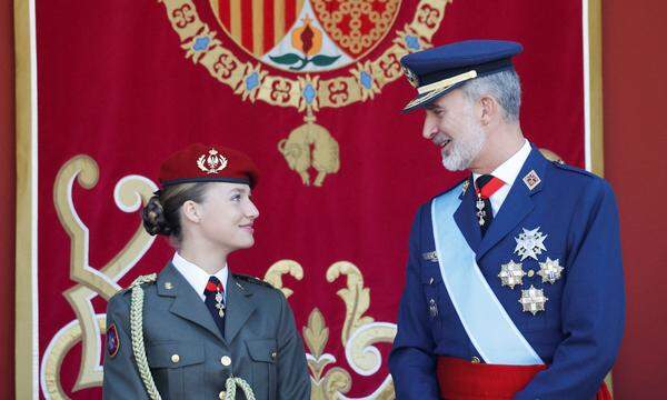 Spaniens Kronprinzessin Leonor mit ihrem Vater Felipe VI.