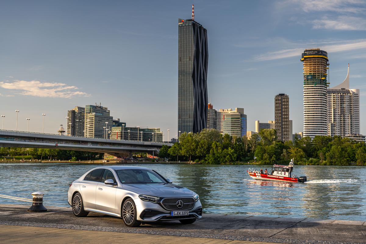 Vor Wiener Skyline: E-Klasse in der Generation Nummer sechs. Was noch fehlt: die Preise. Mercedes hat in Österreich noch keine Listenpreise publiziert.