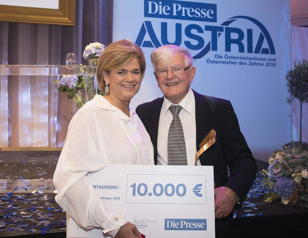 Werner Waldmann und die Initiative Austrian Doctors wurden von den "Presse"-Lesern und Usern in der Kategorie Humanitäres Engagement zum Österreicher des Jahres gewählt. Lotterien-Vorstandsdirektorin Bettina Glatz-Kremsner überreichte den Preis.