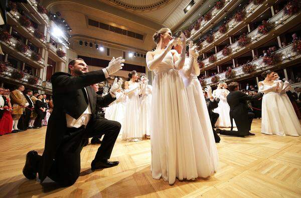 Am Ende überreichten die Herren den Damen schließlich in Anspielung auf die Oper "Der Rosenkavalier" die silberne Rose.  