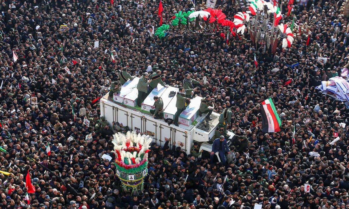 6. Jänner. Tausende Iraner kamen zur Begräbnis-Prozession von General Qassem Soleimani, dem Anführer der al-Quds-Brigaden, der bei einem US-Luftschlag ums Leben kam.