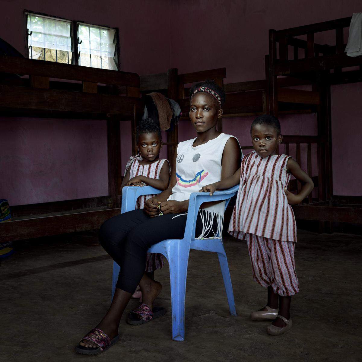 Titel: Sephora, Fotografin: Denis Rouvre Als Kind wurde diese Frau in Kinshasa beschuldigt, eine Hexe zu sein. Sie musste verschiedene Arten des Exorzismus durchmachen. Sie wurde zur Haussklavin. Seit sie zehn Jahre alt war, lebte sie auf der Straße. Später wurde sie vergewaltigt und bekam Zwillinge.