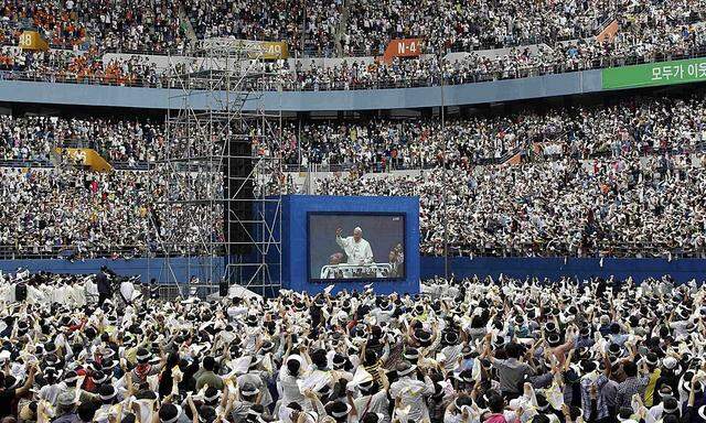 Papst Franziskus feierte in Daejeon Messe.