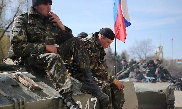 Prorussische Milizen mit beflaggten Militärfahrzeugen in der Ukraine.