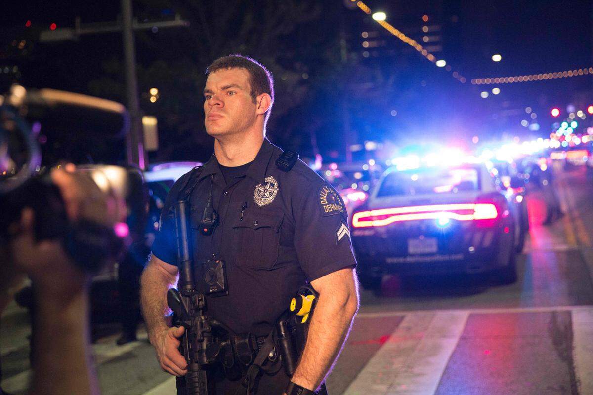 Mindestens zwei Scharfschützen haben während des Protestmarsches fünf Polizisten erschossen und mehrere verletzt. Mehrere Personen wurden angeschossen, sagte Polizeichef David Brown.