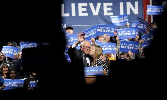 Bernie Sanders genießt den Augenblick des Triumphs mit seiner Gattin Jane.