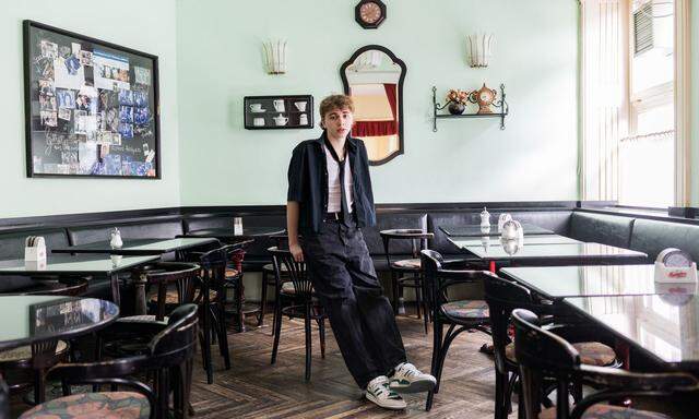 Oskar Haag, hier im Wiener Café Rüdigerhof, kommt aus Klagenfurt, wo „dir Schläge angedroht werden, nur weil du Nagellack trägst“. 