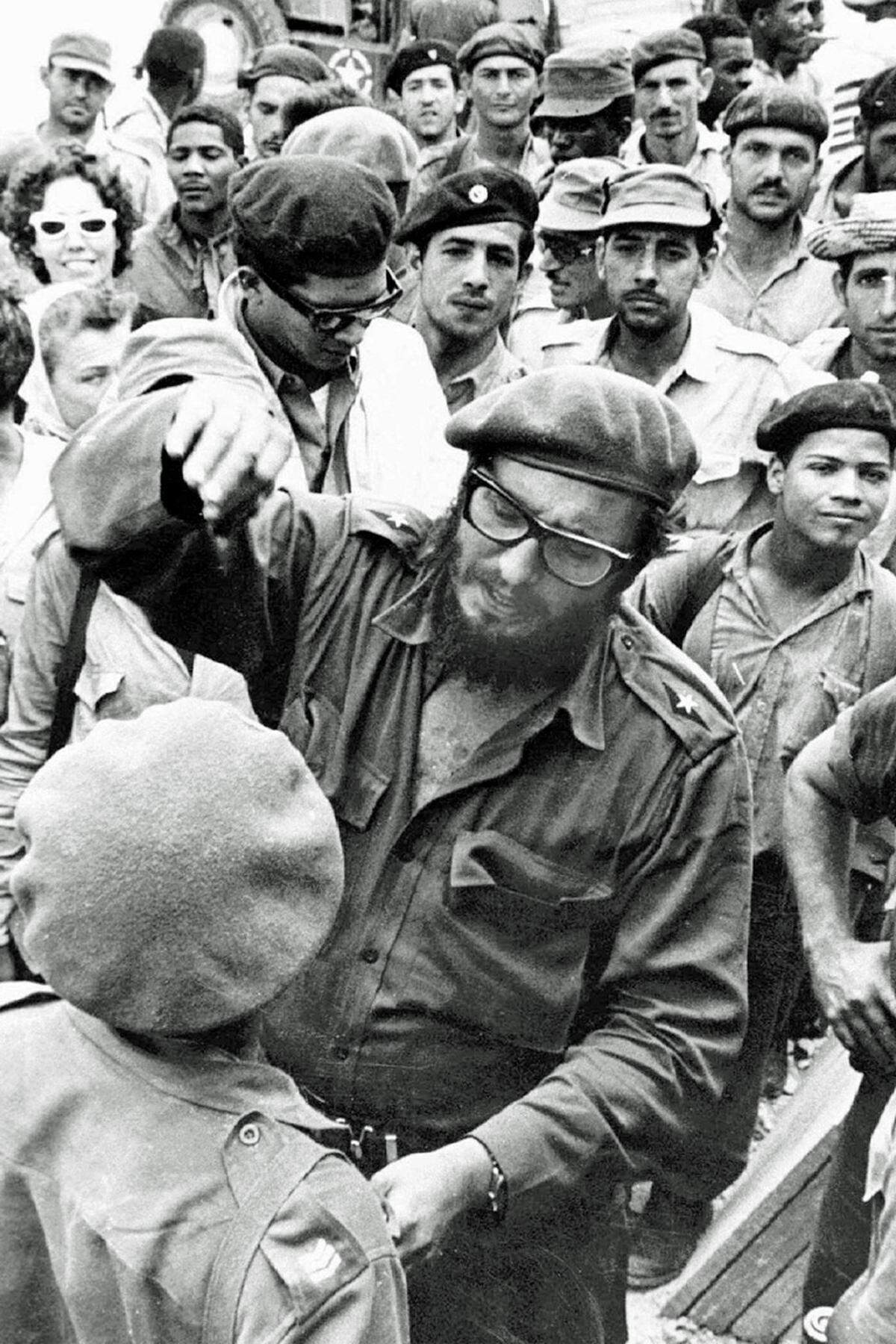 Der Regierungsantritt Fidel Castros 1959 und die folgende Annäherung Kubas an die Sowjetunion waren den USA ein Dorn im Auge. Im Januar 1961 begann die CIA daher rund 1300 gegenrevolutionäre Exilkubaner auszubilden, die am 17. April 1961 in der Schweinebucht an der Südküste Kubas landeten. Die Invasion scheiterte aber am Widerstand der Kubaner – ein politisches Debakel und dennoch ein erster Höhepunkt der gegen die Castro-Regierung gerichteten Aktionen der Vereinigten Staaten.