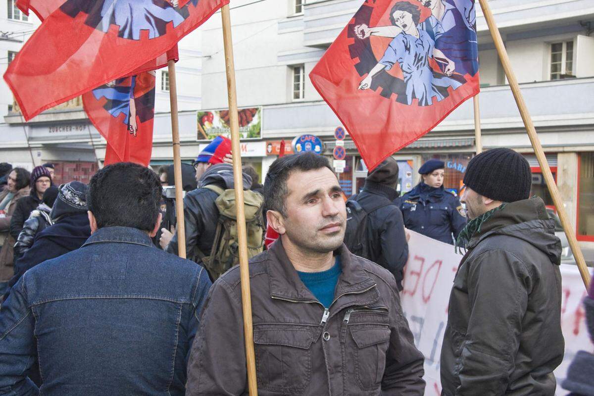 In Wien fand am Dienstag zuerst eine "Lärmdemo" vor dem Asylgerichtshof in Favoriten statt, danach zogen die Teilnehmer zu einer Kundgebung am Viktor-Adler-Markt.(c) Aram Ghadimi