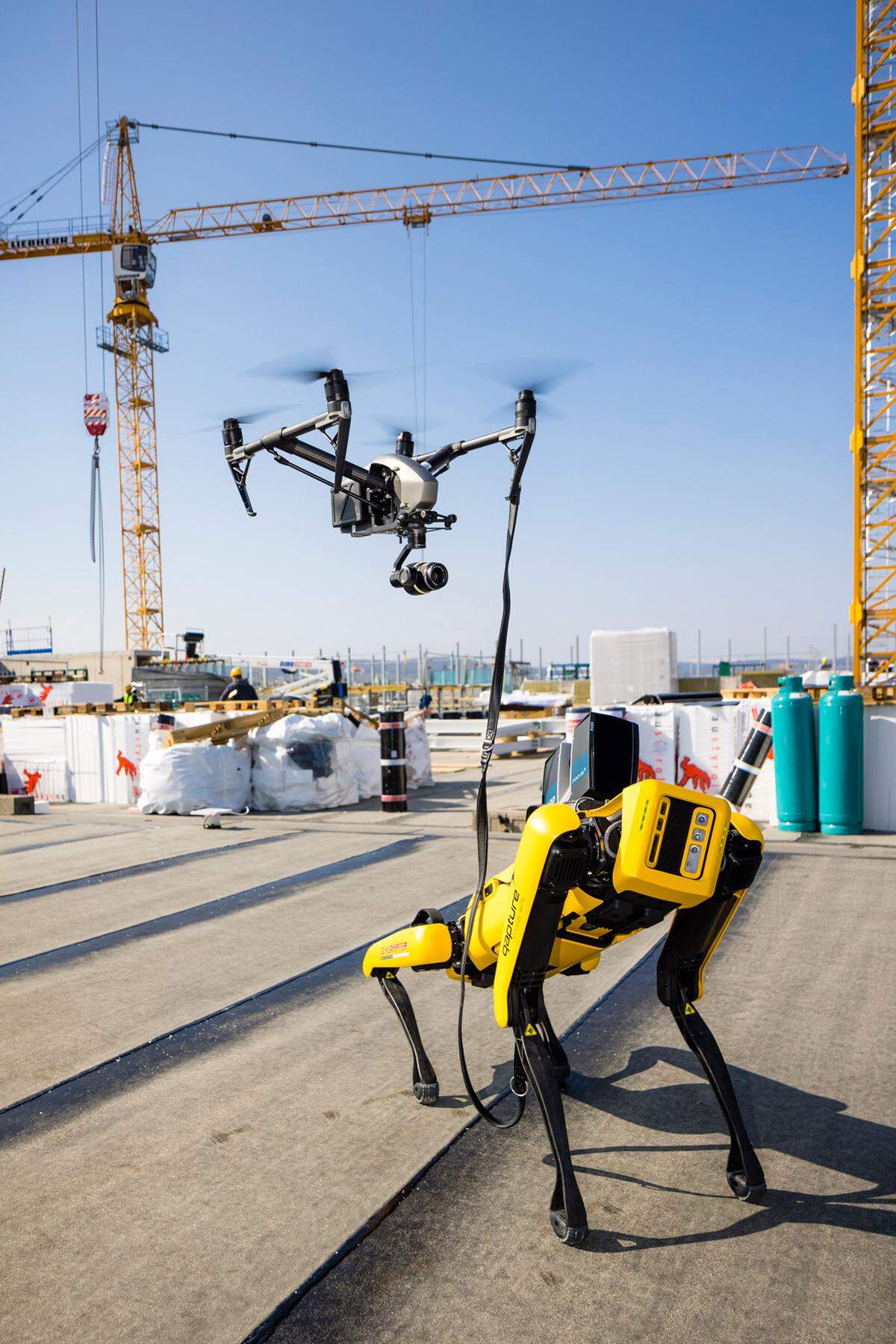 Das ist keine Szene aus einem Science Fiction-Film, sondern spielt sich derzeit auf der Baustelle des neuen Ikea-Einrichtungshauses am Wiener Westbahnhof ab. „Spot“, so wurde der mit Lidar-Sensoren ausgestattete Roboterhund getauft, läuft die Baustelle selbstständig ab und erstellt dabei 3D-Laserscans des Gebäudes, um alle Beteiligten mittels BIM-Methode (Building Information Modeling) in Echtzeit über Planungsänderungen und Fortschritte zu informieren. Federführend daran beteiligt ist das Linzer Start-up qapture. (red., 1. 4. 2021)  