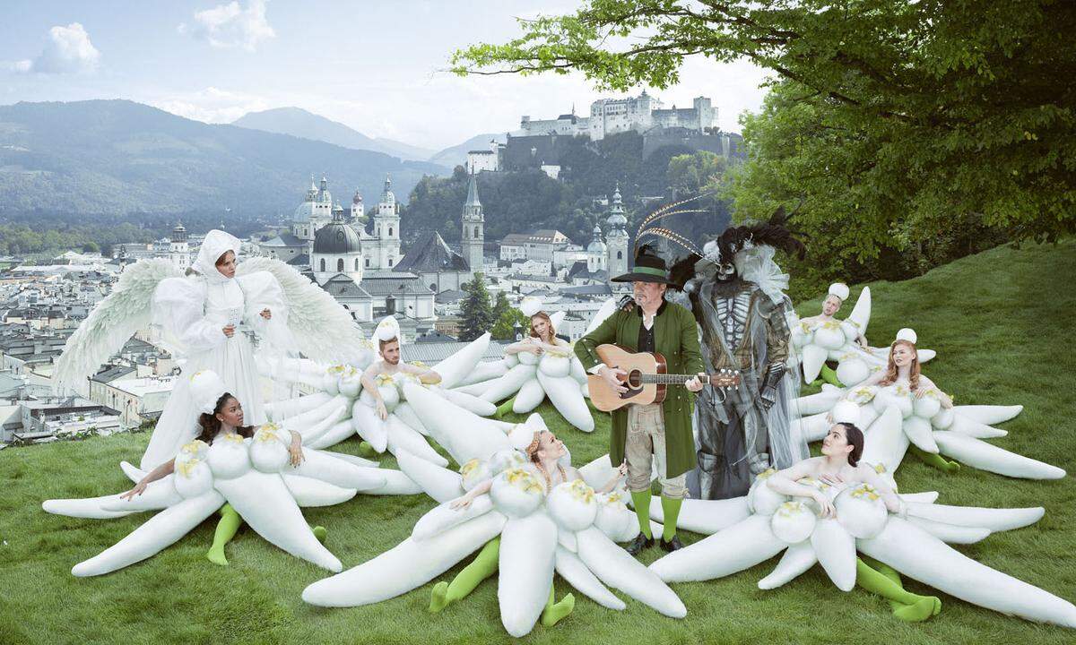 Nation versus Nationalismus: Das Lied EDELWEISS ist eine der bekanntesten Filmmelodien von THE SOUND OF MUSIC. International wird dieses Lied so intensiv mit Österreich in Verbindung gebracht, dass es oft mit der Nationalhymne verwechselt wird. Die berühmte Alpenblume besitzt hohe Symbolkraft. Sie steht für Mut, Tapferkeit und für die Liebe. Die IMMORTELLE DES ALPES WURDE oft von rechten Kräften genutzt, um Konformität zu schaffen – aber auch von jenen des Widerstands: Ein Edelweißpirat könnte doch in jedem stecken: Sie gehörten zu den bekanntesten oppositionellen Jugendgruppen der NS-Zeit. Im Wesentlichen ging es ihnen um die Schaffung eines Freiraums, der es erlaubte, eine eigene Kultur und Identität auszuleben. Kommt uns bekannt vor, oder? Models: Rose Alaba, Verena Altenberger, Vera Doppler, Herbert Föttinger, Markus Freistätter, Hans-Christian Haas, Missy May, Zoë Straub, NathanTrent, Victoria Swarovski Make-up: Thomas Lorenz – B-Agency, Teresa Lackner– MAC Cosmetics Hairdressers: Christian Sturmayr – Sturmayr Coiffeure Edu von Gomes, Denis Perani Bodypainting / Special Effects: Birgit Mörtl Location: Museum der Moderne Salzburg Photo: Life Ball / Markus Morianz