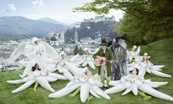 Nation versus Nationalismus: Das Lied EDELWEISS ist eine der bekanntesten Filmmelodien von THE SOUND OF MUSIC. International wird dieses Lied so intensiv mit Österreich in Verbindung gebracht, dass es oft mit der Nationalhymne verwechselt wird. Die berühmte Alpenblume besitzt hohe Symbolkraft. Sie steht für Mut, Tapferkeit und für die Liebe. Die IMMORTELLE DES ALPES WURDE oft von rechten Kräften genutzt, um Konformität zu schaffen – aber auch von jenen des Widerstands: Ein Edelweißpirat könnte doch in jedem stecken: Sie gehörten zu den bekanntesten oppositionellen Jugendgruppen der NS-Zeit. Im Wesentlichen ging es ihnen um die Schaffung eines Freiraums, der es erlaubte, eine eigene Kultur und Identität auszuleben. Kommt uns bekannt vor, oder? Models: Rose Alaba, Verena Altenberger, Vera Doppler, Herbert Föttinger, Markus Freistätter, Hans-Christian Haas, Missy May, Zoë Straub, NathanTrent, Victoria Swarovski Make-up: Thomas Lorenz – B-Agency, Teresa Lackner– MAC Cosmetics Hairdressers: Christian Sturmayr – Sturmayr Coiffeure Edu von Gomes, Denis Perani Bodypainting / Special Effects: Birgit Mörtl Location: Museum der Moderne Salzburg Photo: Life Ball / Markus Morianz