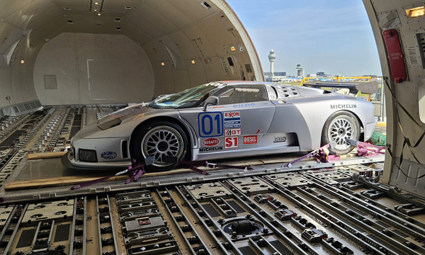 First Class für Frachtgüter: So sieht’s aus im Upper Deck einer Cargo-747. Der Bugatti EB110 Sport Competizione kann die Reise unbeengt genießen. 