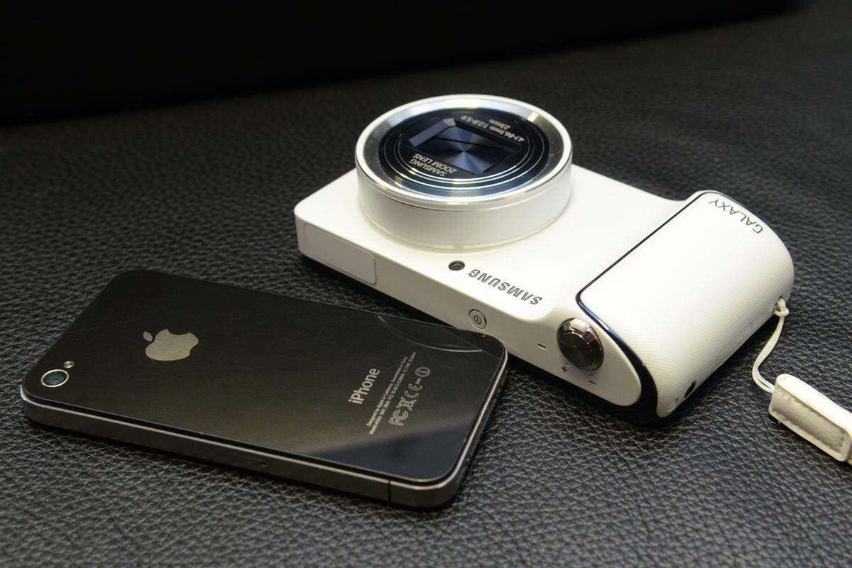So richtig kompakt ist die Galaxy Camera nicht. Im Vergleich zu aktuellen Smartphones ist sie deutlich wuchtiger und schwerer.