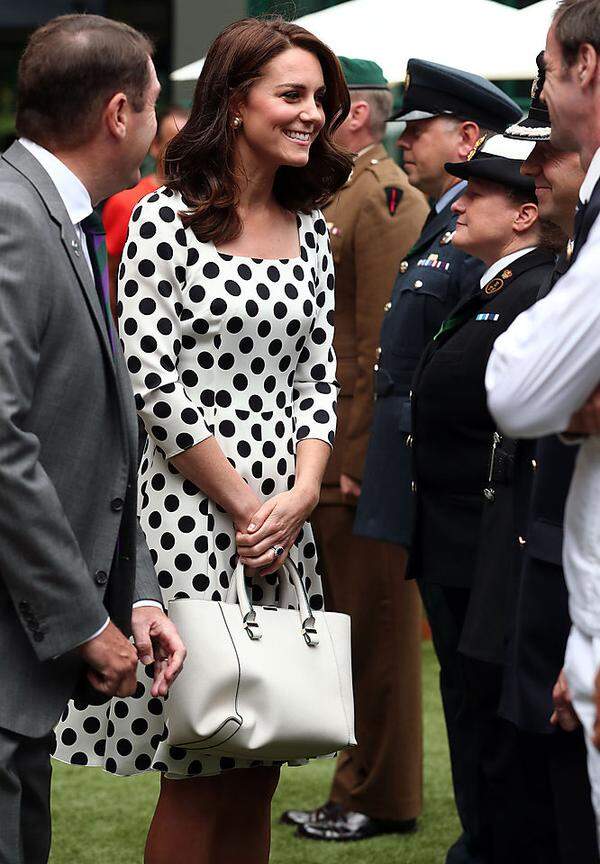 Was aber mit der Victoria-Beckham-Handtasche der Herzogin passiert war, wird die Öffentlichkeit wohl nie erfahren. Ob sich einer der kleinen königlichen Knirpse im Kensington-Palast darauf gesetzt hatte?