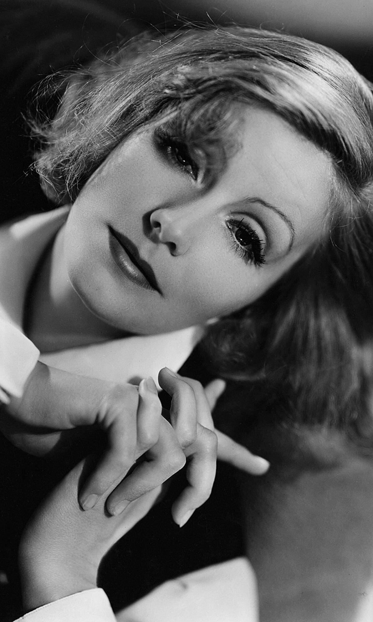 Damit erging es Peter O'Toole nicht besser als einer der überragenden Darstellerinnen der 1930er Jahre: Greta Garbo. Sie war vier Mal ("Annie Christie" und "Romanze" - jeweils 1930, "Die Kameliendame", 1938 und "Ninotschka", 1940) nominiert, musste aber jeweils enttäuscht nach Hause gehen. 1955 erhielt sie als schwachen Trost den Ehrenoscar.