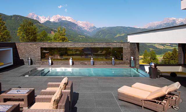 Preisgekrönt. Der schönste Pool Europas steht in Österreich. Besonderer Blickfang: die Glasplatte