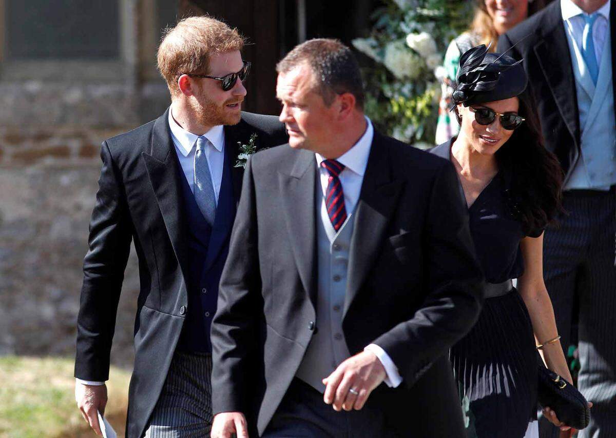 Straubenzee ist Teil von Prinz Harrys Glosse Posse, eine Gruppe von Freunden aus Gloucestershire. Charlie war auch Trauzeuge bei Harrys Hochzeit am 19. Mai. Der königliche Fotograf Tim Rooke twitterte, dass Prinz Harry nun als Haupt-Trauzeuge für Straubenzees Hochzeit zum Einsatz kam. 