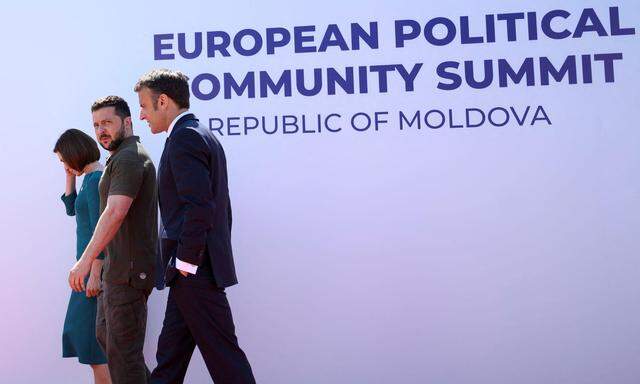 Frankreichs Präsident Macron (rechts) hat die Europäische Politische Gemeinschaft erfunden. Mehr als symbolischen Wert hat sie nach einem Jahr allerdings noch nicht.