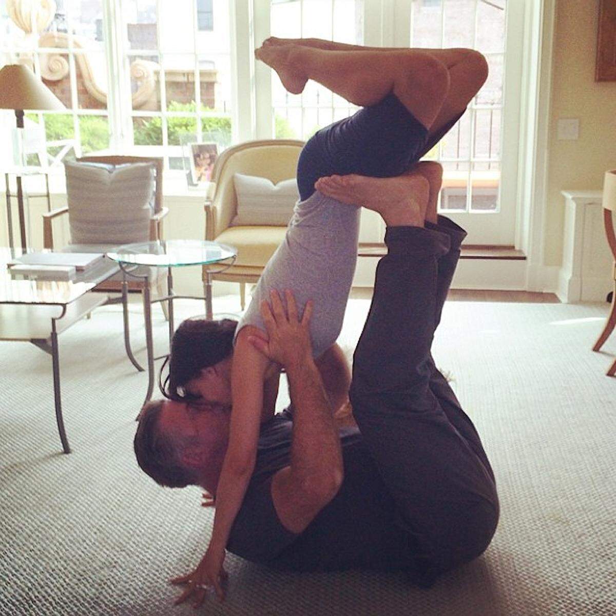 An ihrem zweiten Hochzeitstag machten Hilaria und Alex Baldwin zusammen Yoga.