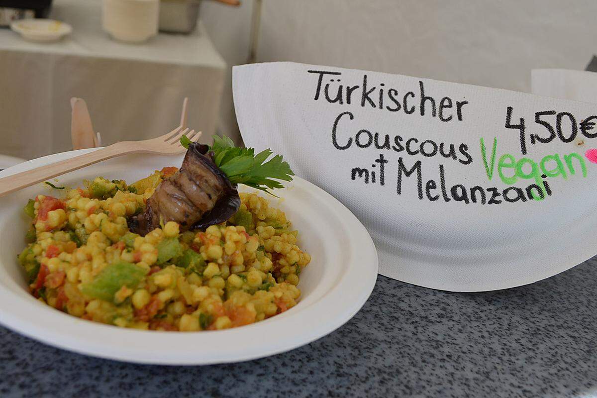 Die kulinarische Bühnen öffneten ihre Pforten bereits zur Mittagszeit. Eine würzig-frische Alternative zu den üblichen verdächtigen Fast-Food-Ständen: Das türkische Couscous mit Melanzani von Spitzenkoch Christian Petz.