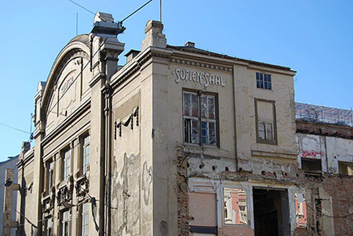Die Sofiensäle waren seit ihrer Eröffnung 1848 einer der beliebtesten Veranstaltungsorte Wiens. 2001 hat ein verheerender Brand der "Sofie" arg zugesetzt.Eine Bilderstrecke aus dem Jahr 2008 von Lene Klopf