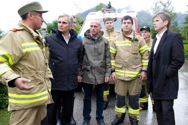 Politiker machen sich ein Bild von den Schäden: Bundeskanzler Werner Faymann, Verteidigungsminister Gerald Klug und Staatssekretär Josef Ostermayer bei einem Besuch im oberösterreichischen Ebensee.