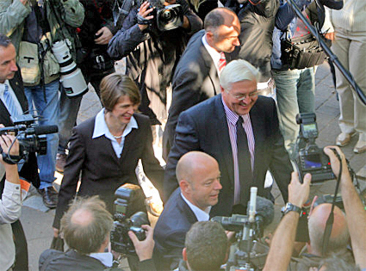 Sein Privatleben schottet Steinmeier so gut es geht vom politischen Betrieb ab. Seine Ehefrau Elke Büdenbender trat nur im Wahlkampf sichtbar an seine Seite. Die Verwaltungsrichterin will ihren Beruf auch künftig ausüben und für die 13-jährige Tochter da sein.